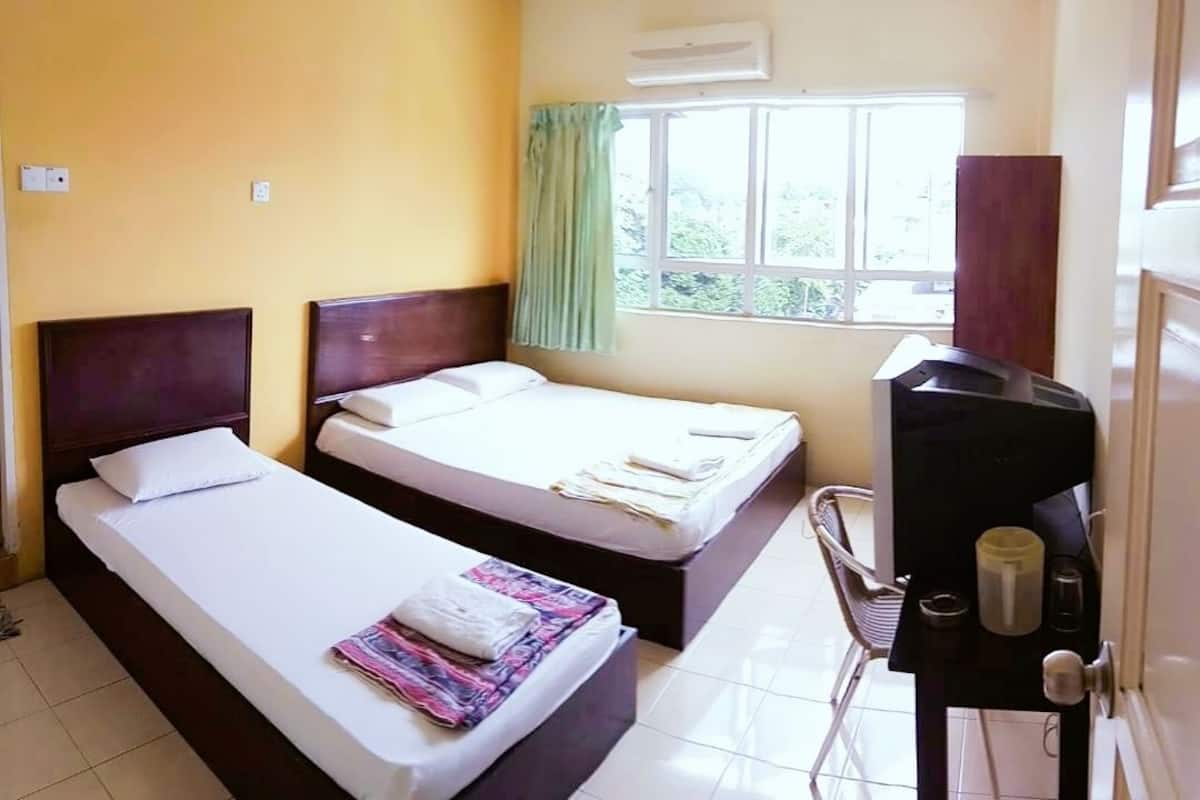 Basic Triple Room, Berbilang Katil | Meja, seterika/papan seterika, Wi-fi percuma