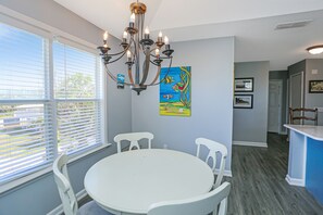 Dining - Steps From The Beach In The Quite Money Bayou Area with A Mother-In-Law Suite (Indian Pass)