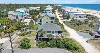 Steps From The Beach In The Quite Money Bayou Area with A Mother-In-Law Suite