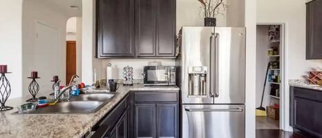 Refrigerador, microondas, horno, placa de cocina