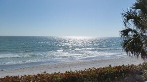 Una spiaggia nelle vicinanze, lettini da mare, teli da spiaggia