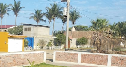 Hospedaje Colan Coconut ein 50 m vom Strand entfernt La playa La Esmeralda.