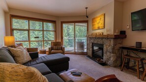 Een televisie, een open haard en een dvd-speler