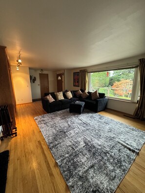 Téléviseur connecté, foyer, console de jeux vidéo, lecteur de DVD