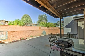 Outdoor dining - Green Valley Townhome w/ Patio & Resort Amenities (Green Valley)