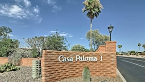 A sign for Casa Paloma I with a clear sky and desert vegetation. - Green Valley Townhome w/ Patio & Resort Amenities (Green Valley)