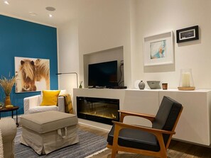 Smart TV, fireplace, Netflix, books