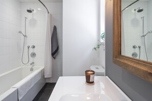 Sèche-cheveux, serviettes fournies, savon, shampoing