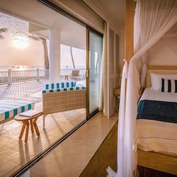 Departamento Deluxe, 2 habitaciones, vista al océano | Ropa de cama de alta calidad y minibar