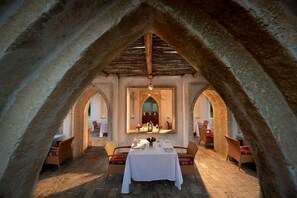 供应早餐、午餐和晚餐