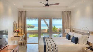 أغطية فراش متميزة وميني بار وخزنة داخل الغرفة ومكتب