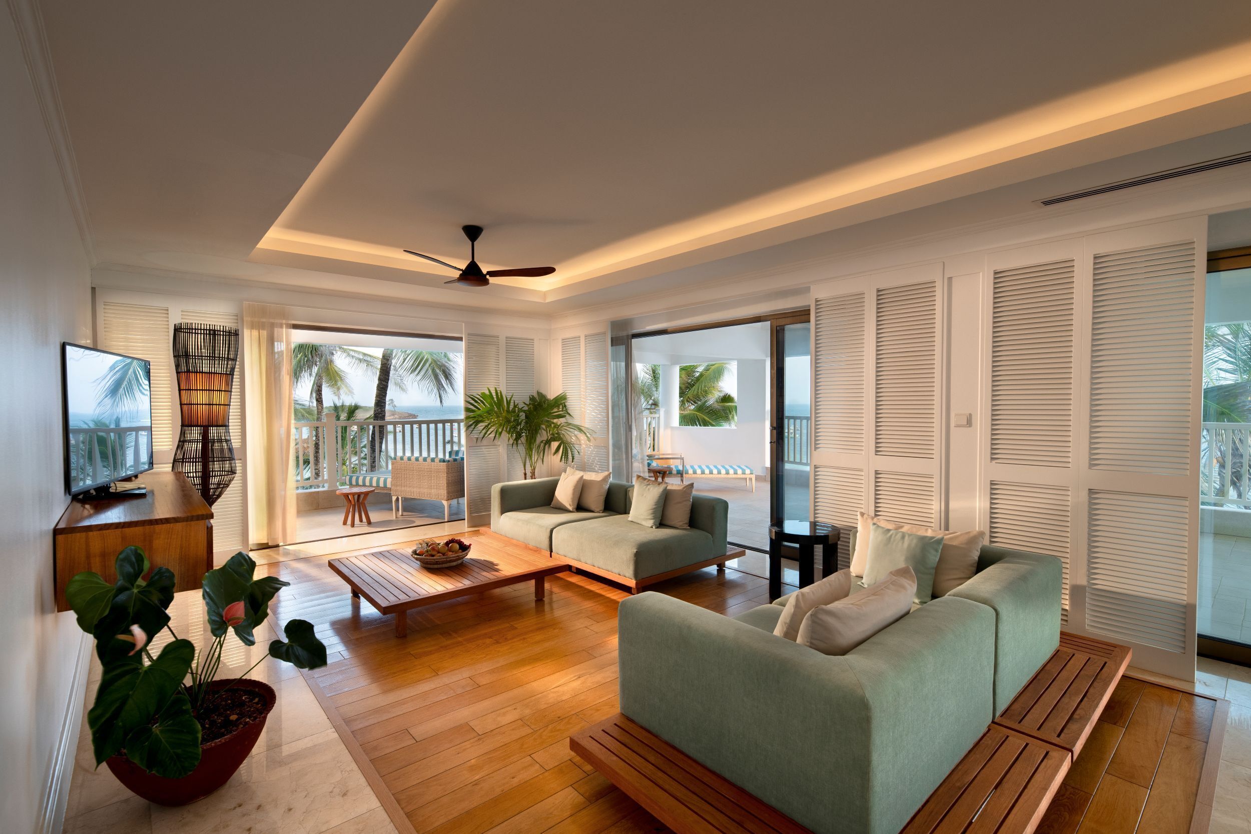 Una sala de estar moderna con sofá, mesa de centro y plantas en macetas.