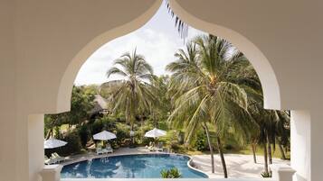 2 piscines extérieures, parasols de plage, chaises longues