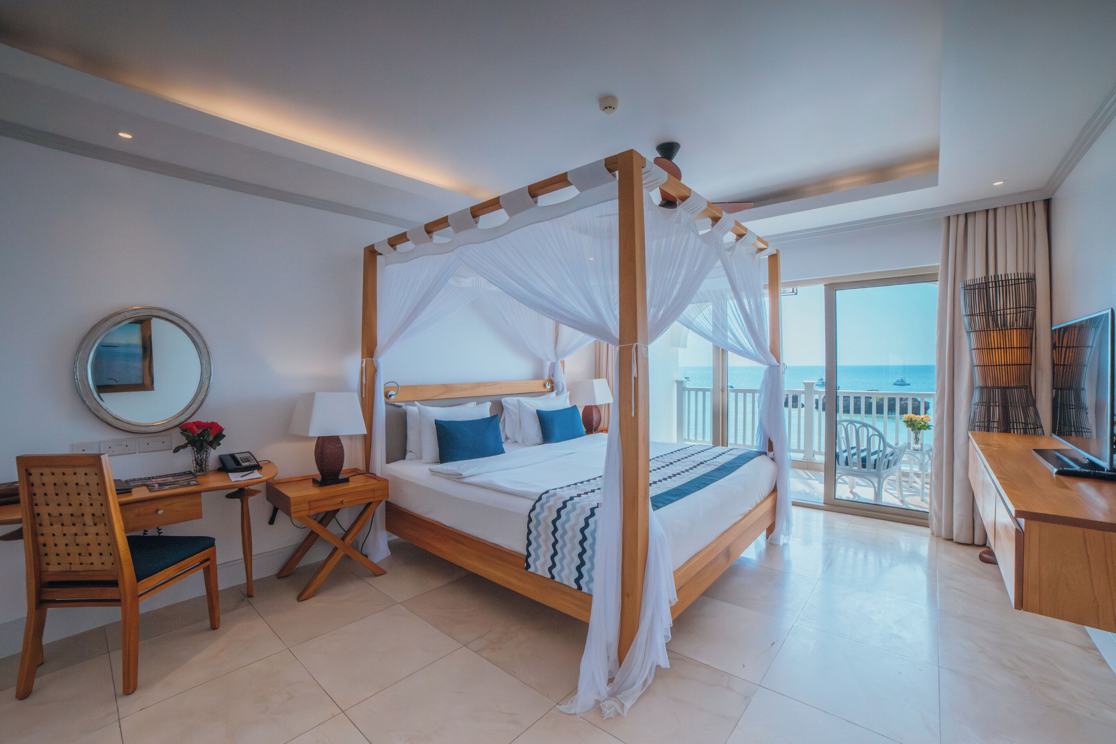 标准双人房, 海洋景观 | 高档床上用品、迷你吧、客房内保险箱、办公桌