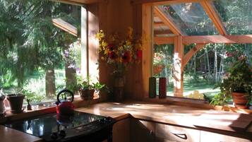 Fridge, oven, stovetop, coffee/tea maker