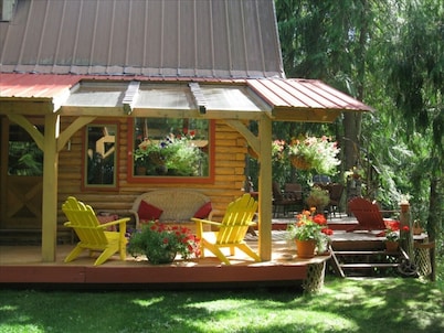 Kaslo Getaway - private and natural experience.
