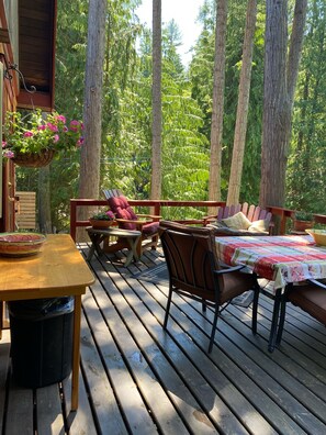 Outdoor dining - Kaslo Getaway - private and natural experience. (Kaslo)