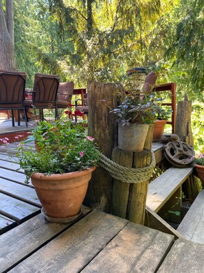 Terrace/patio - Kaslo Getaway - private and natural experience. (Kaslo)