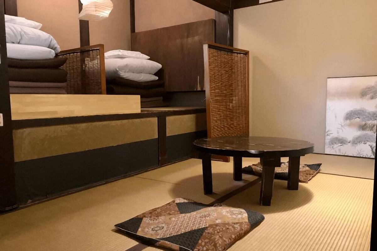 Een traditionele Japanse kamer met tatami vloerbedekking, een lage houten tafel en een shoji scherm.