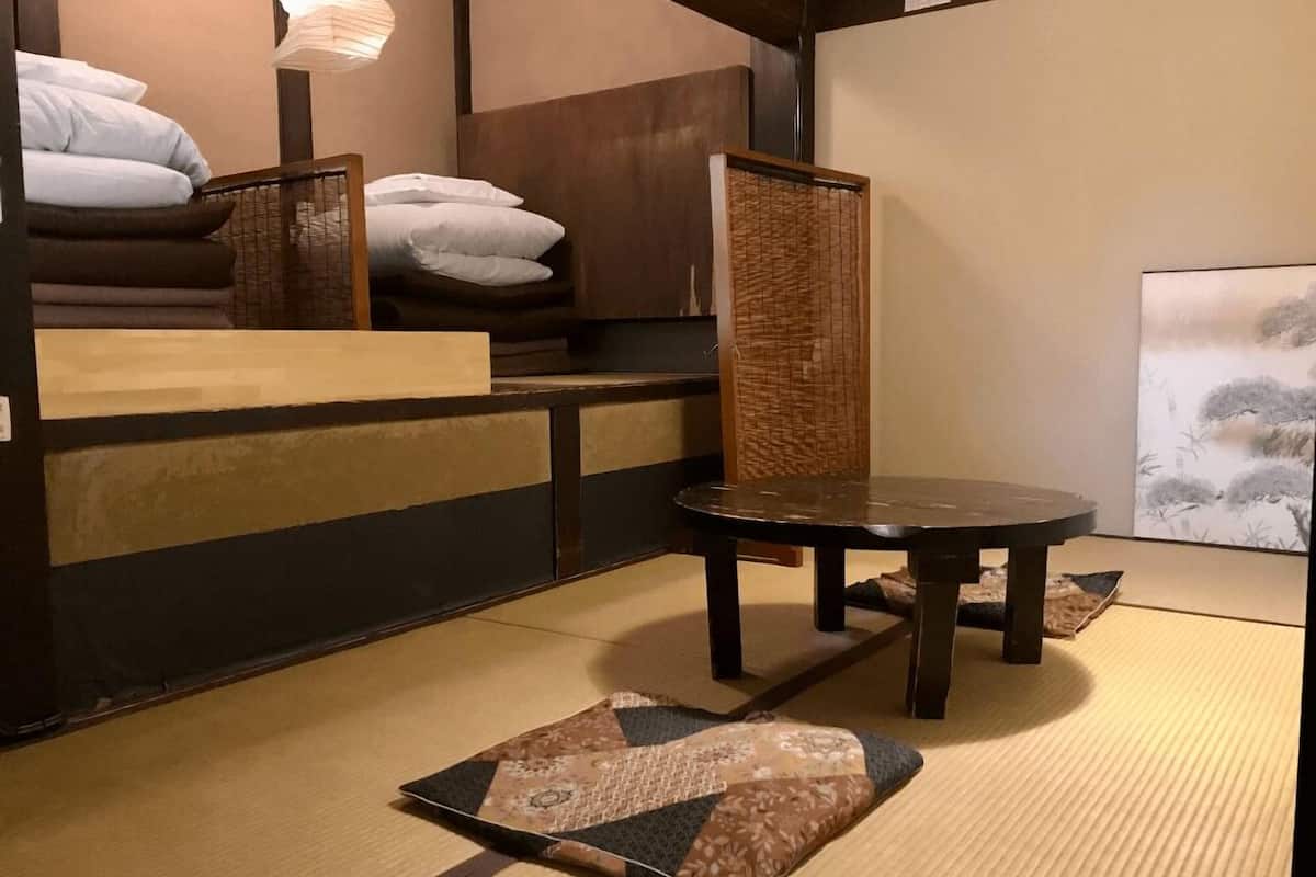 Habitación básica con 2 camas individuales | Edredón, wifi gratis y ropa de cama