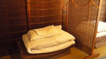 Dormitorio compartido, solo para hombres | Edredones de plumas, wifi gratis, ropa de cama