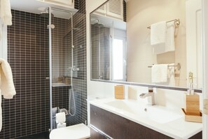 Dusche, Haartrockner, Handtücher, Shampoo