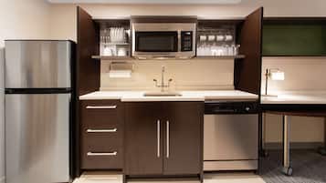 Refrigerador con freezer, microondas, lavavajillas, cafetera/tetera
