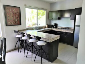 Refrigerador, microondas, parrilla de estufa y cafetera y tetera 