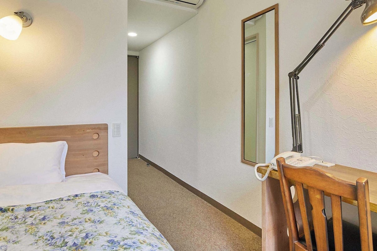 Tabla de planchar con plancha, wifi gratis y ropa de cama