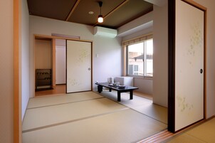 Tabla de planchar con plancha, wifi gratis y ropa de cama