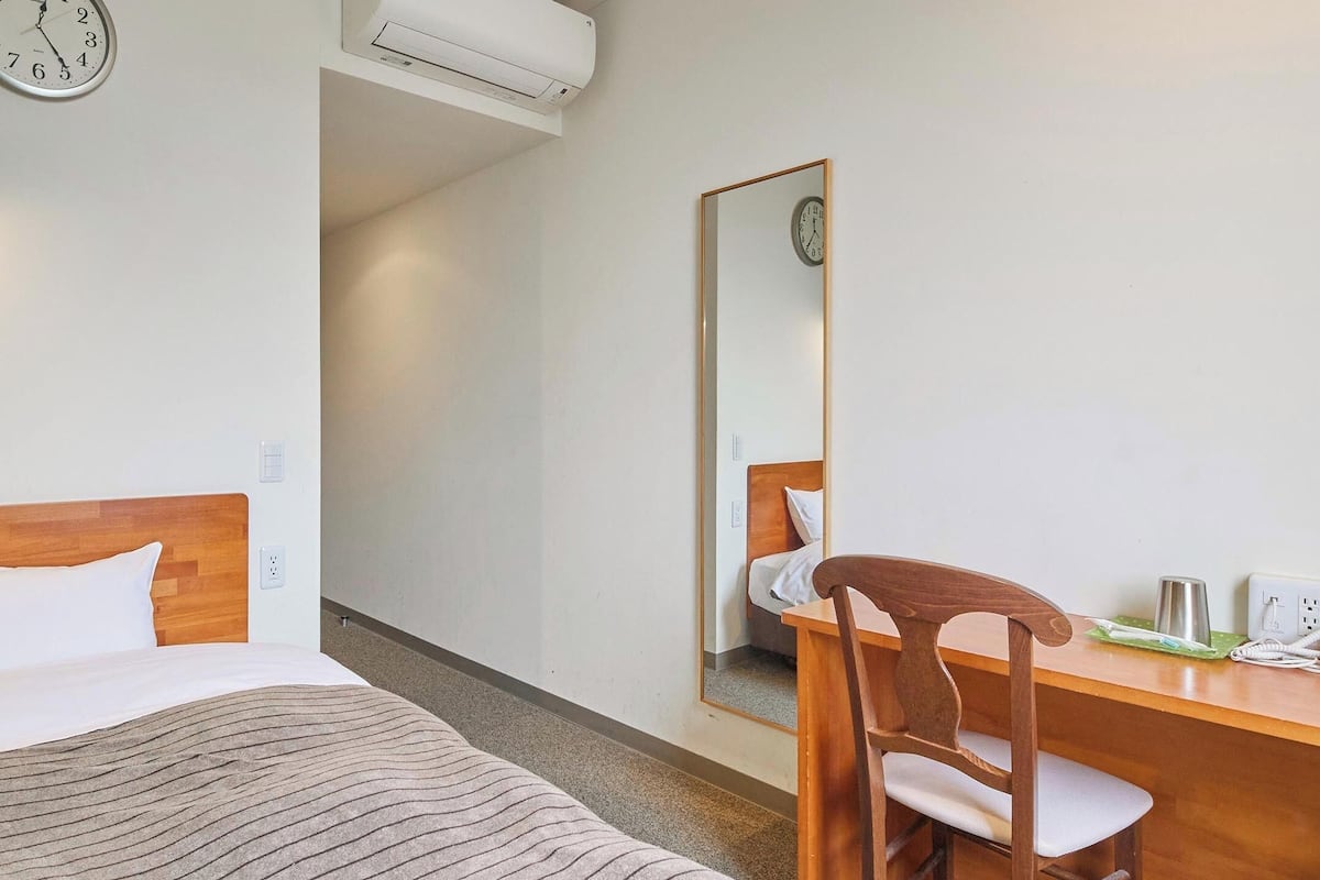 Tabla de planchar con plancha, wifi gratis y ropa de cama