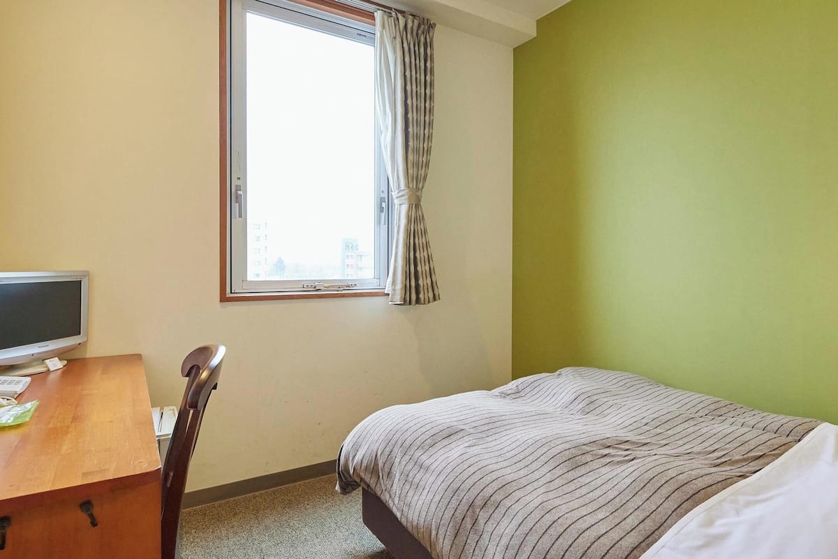 Tabla de planchar con plancha, wifi gratis y ropa de cama