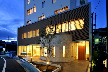 Fachada de la propiedad por la tarde o noche