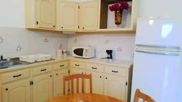 Frigorífico, microondas, placa de cocina y cafetera o tetera