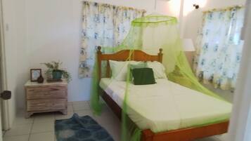 1 dormitorio, escritorio, tabla de planchar con plancha y cuna de viaje