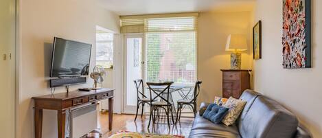 Smart TV, Netflix, books, streaming services