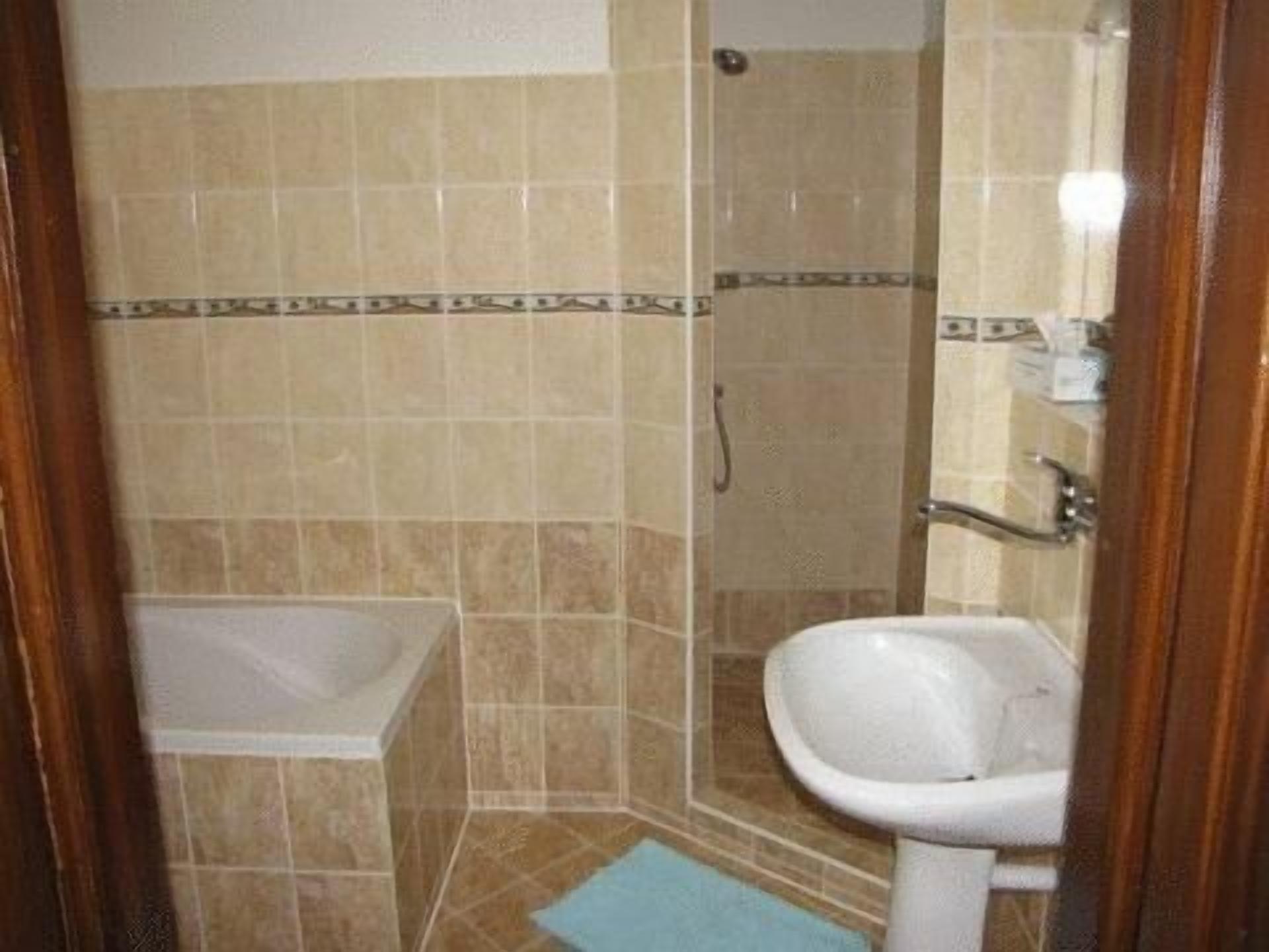 Uma casa de banho com banheira, chuveiro e lavatório.