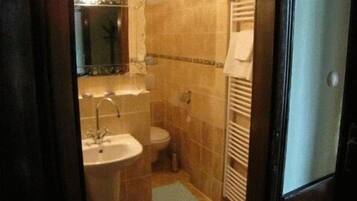 Single Room | Bathroom | Shower, free toiletries, hair dryer, towels