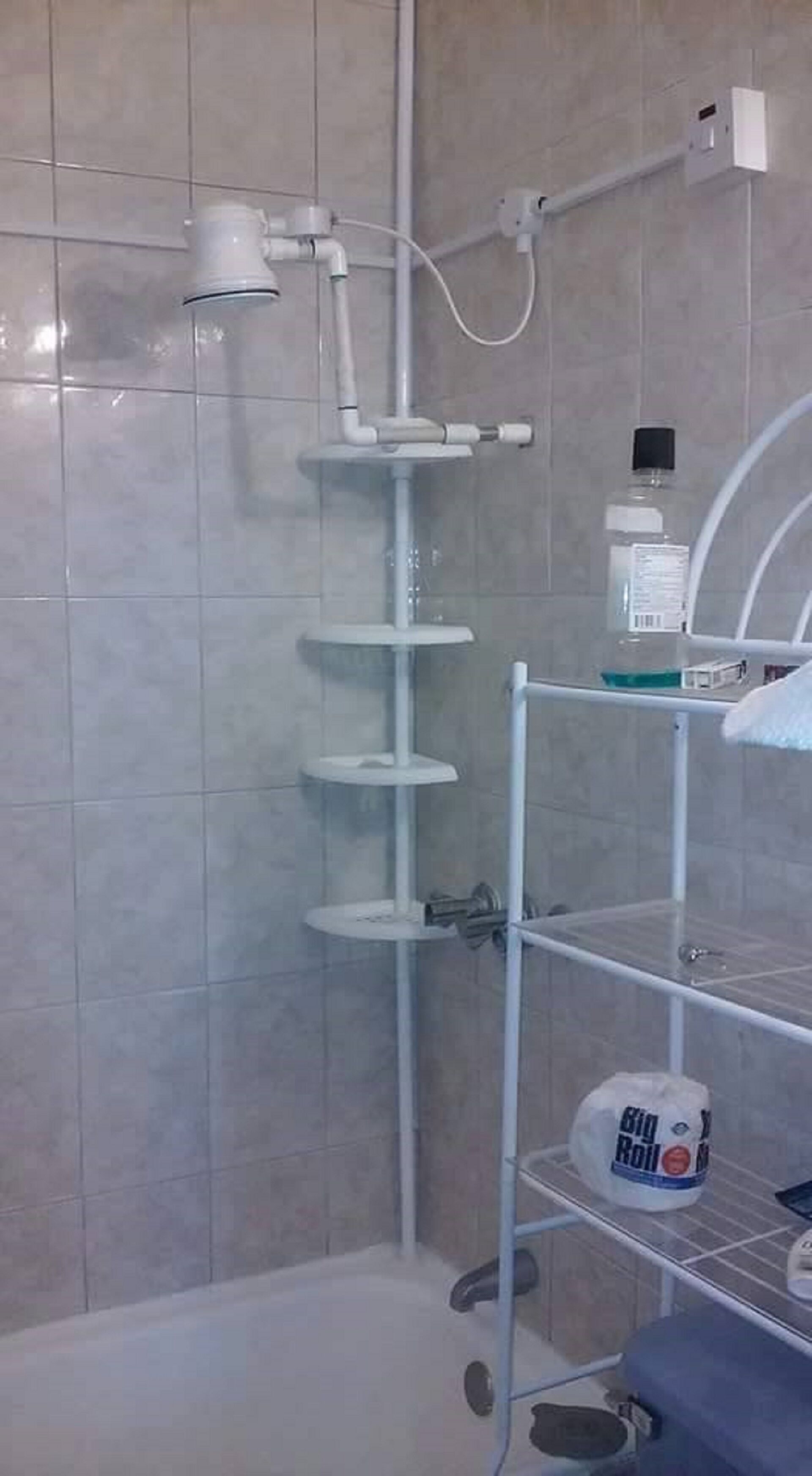 Vasca, asciugacapelli, asciugamani, sapone