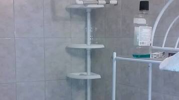 Badekar, hårføner, håndklær og såpe