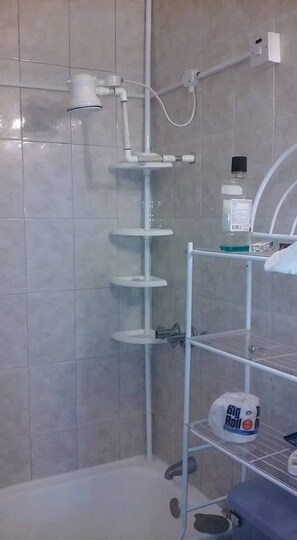 Bañera, secador de pelo, toallas, jabón