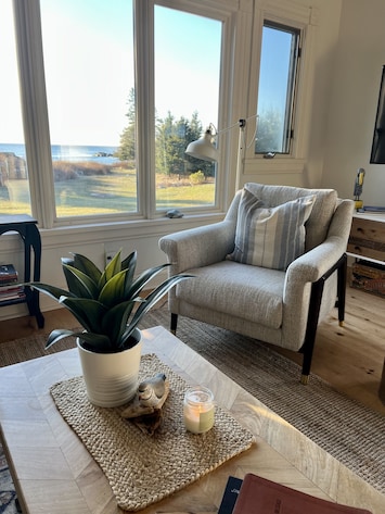 Large windows with a view to the ocean.