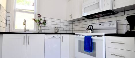 Frigorífico, microondas, placa de cocina y lavavajillas