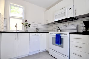 Réfrigérateur, micro-ondes, plaque de cuisson, lave-vaisselle