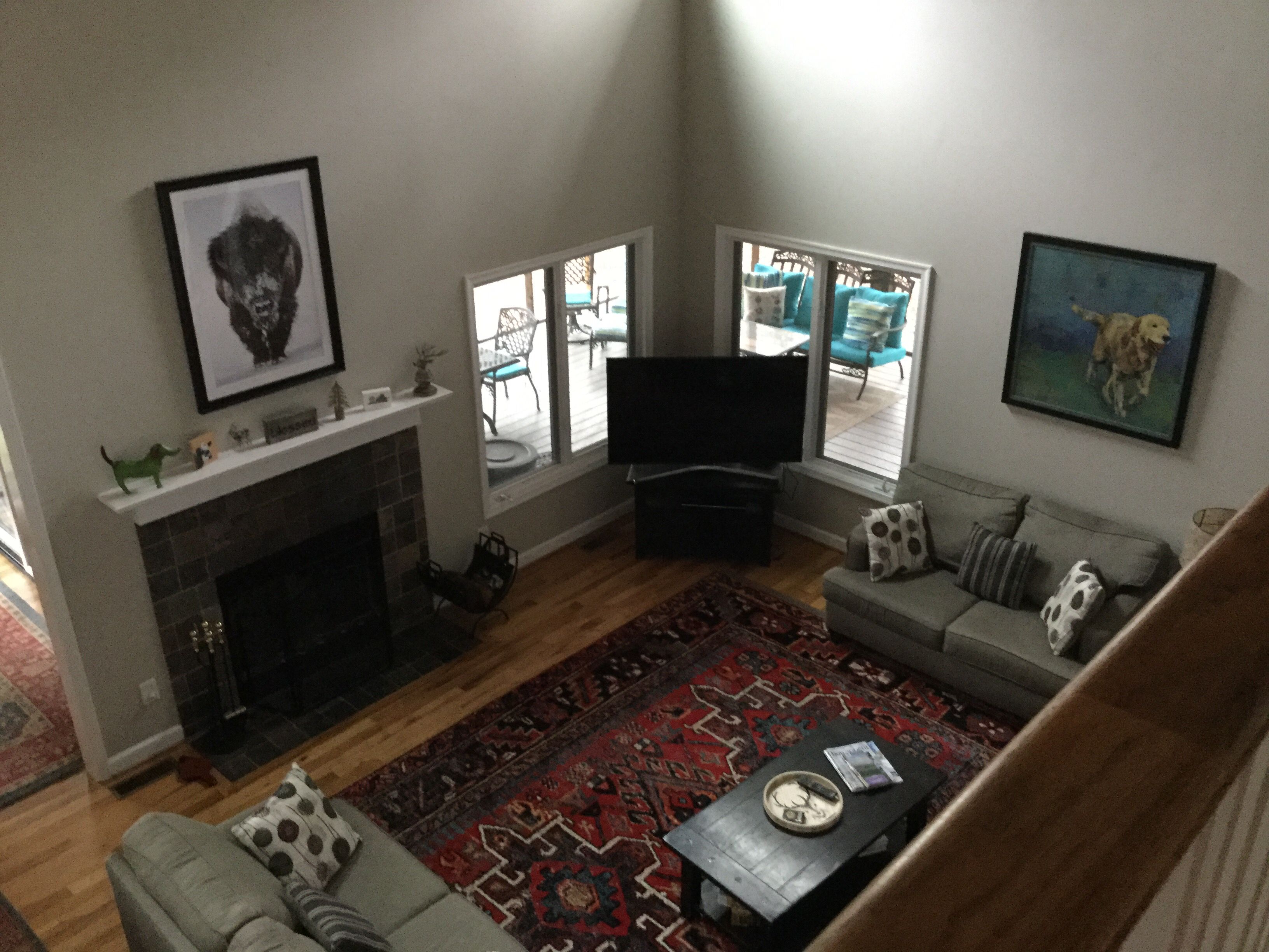 Una televisión de pantalla plana, una chimenea, libros