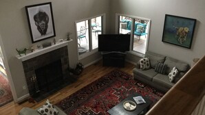 Flat-screen TV, fireplace, books