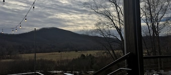 Mountain Home at Wintergreen Resort ... sydÀmessÀ Virginia viinin maassa.