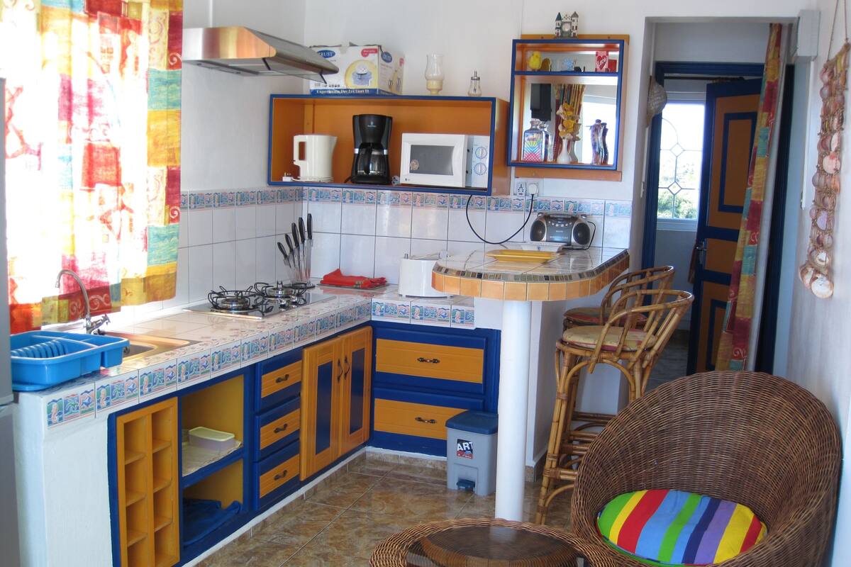 Full-sized fridge, microwave, stovetop, electric kettle
