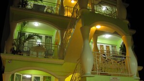 Fachada del alojamiento - Noche
