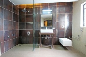 Suite | Bathroom | Shower, free toiletries, towels